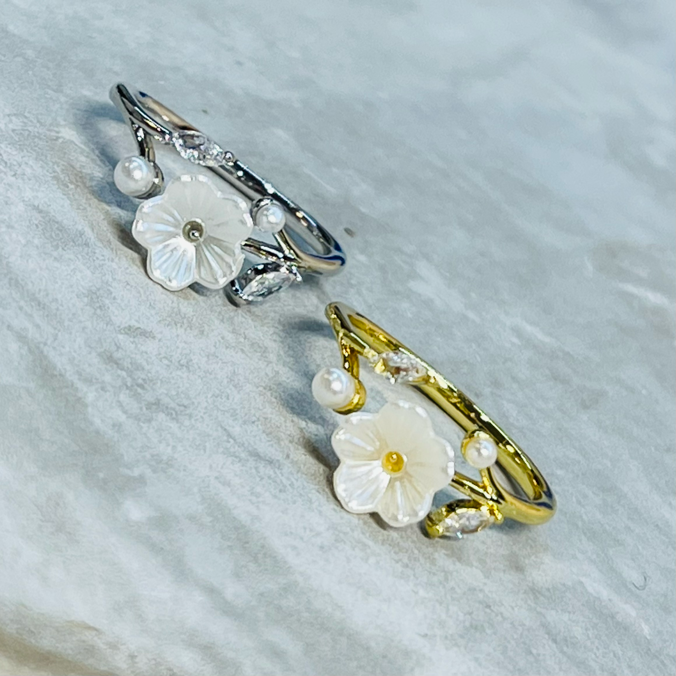 Minimal Daisy Adjustable Ring with Small Sparkling Stones