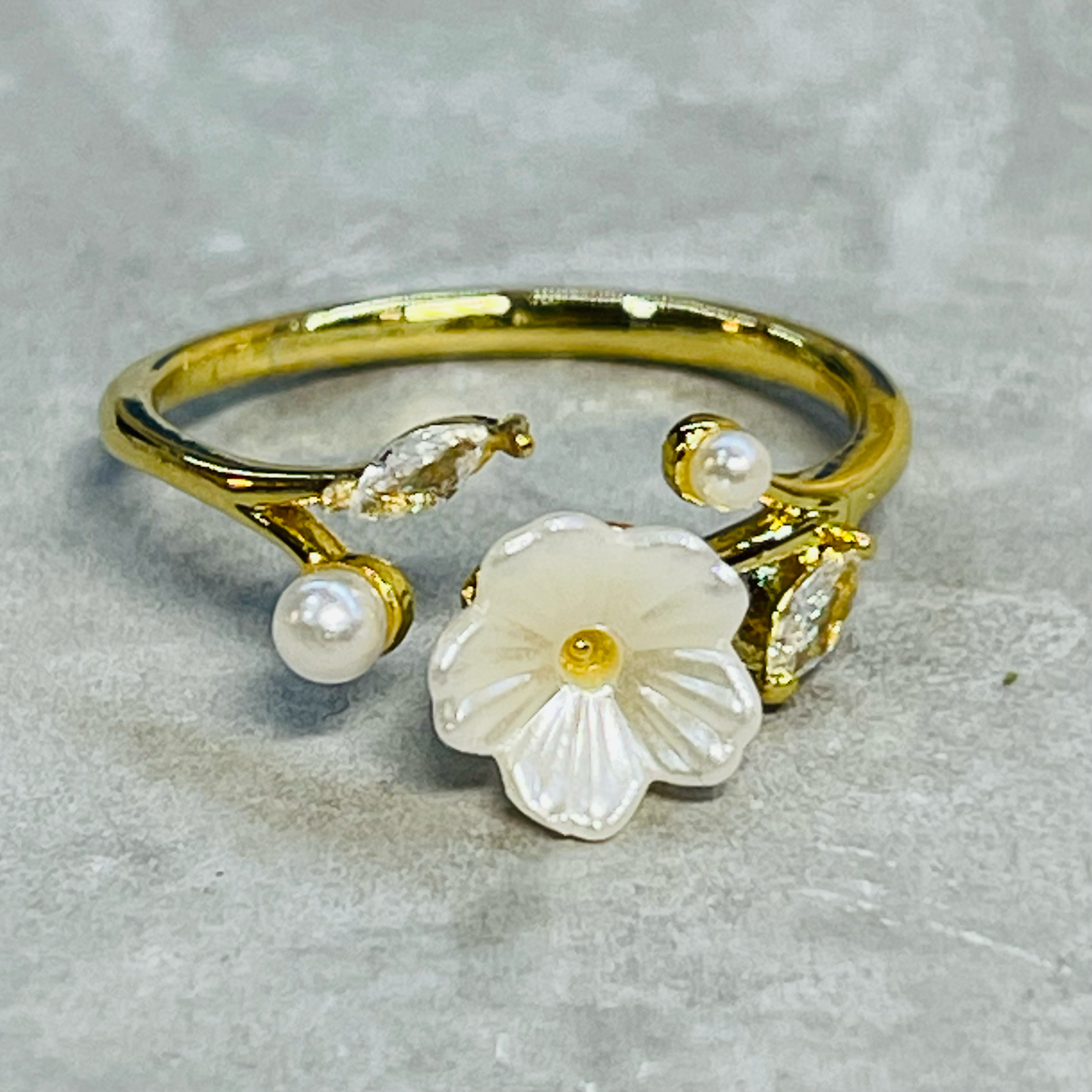 Minimal Daisy Adjustable Ring with Small Sparkling Stones