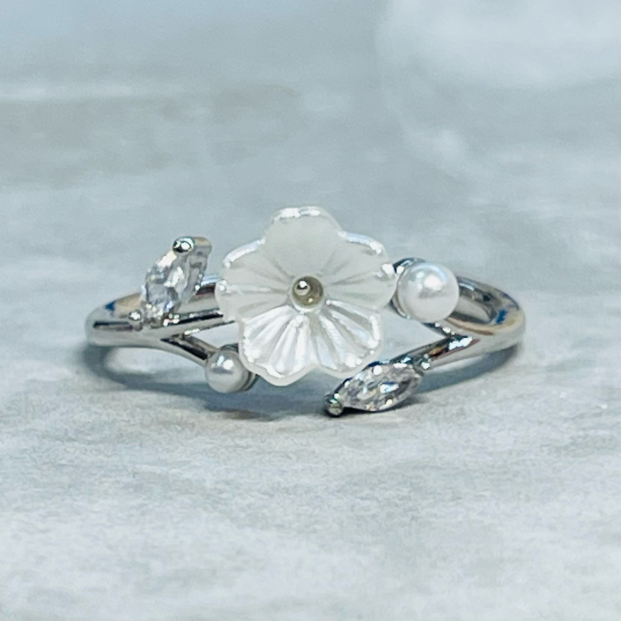 Minimal Daisy Adjustable Ring with Small Sparkling Stones