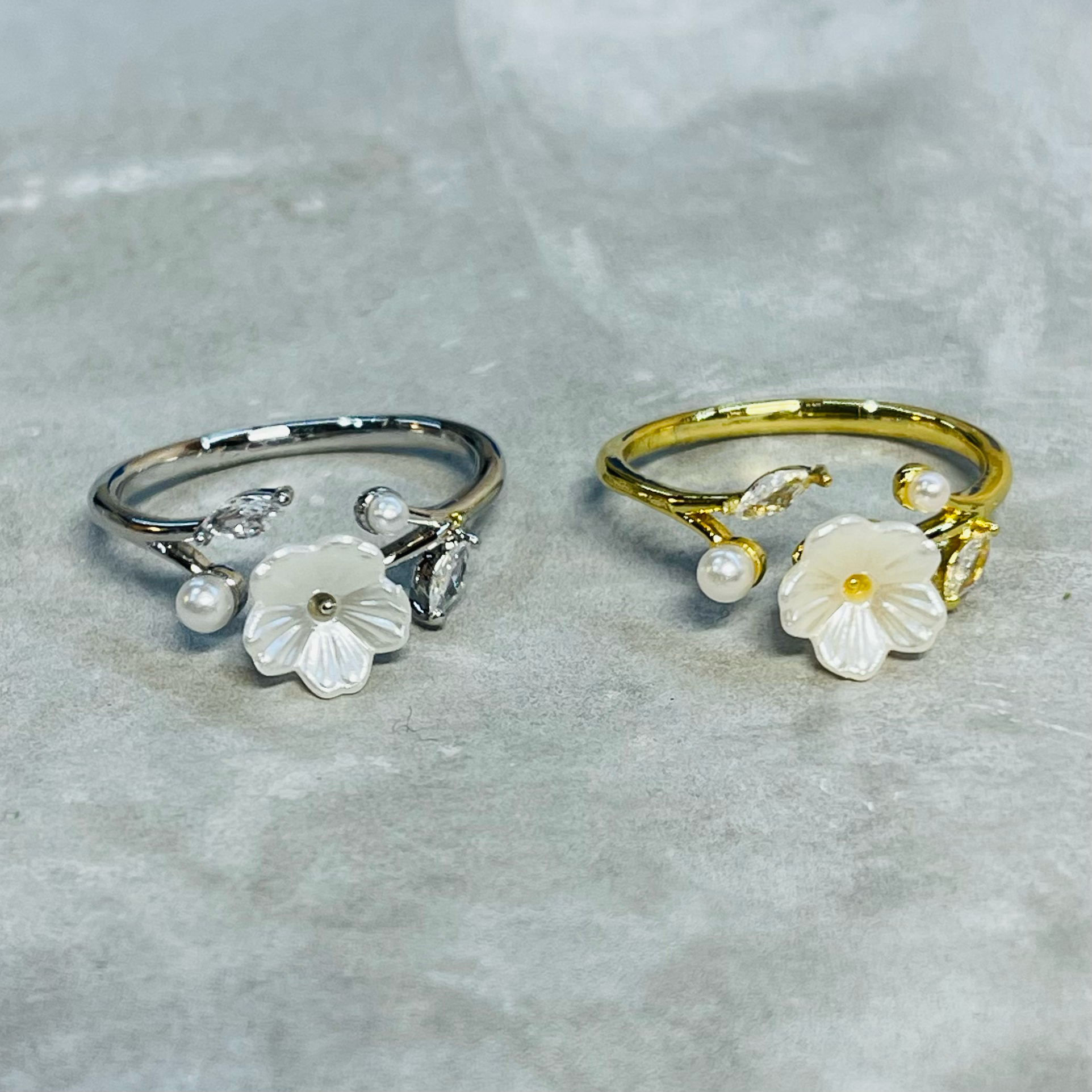 Minimal Daisy Adjustable Ring with Small Sparkling Stones