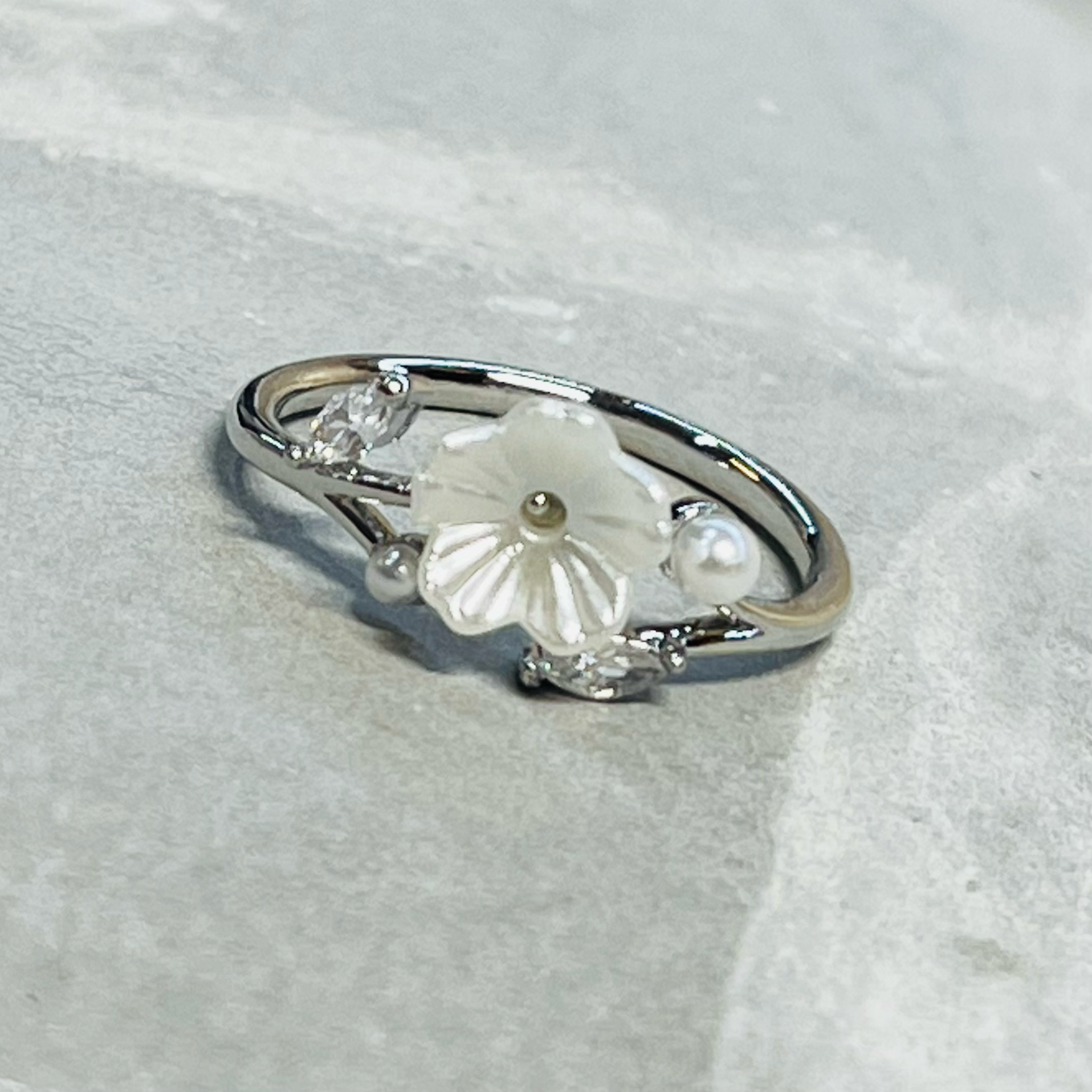 Minimal Daisy Adjustable Ring with Small Sparkling Stones