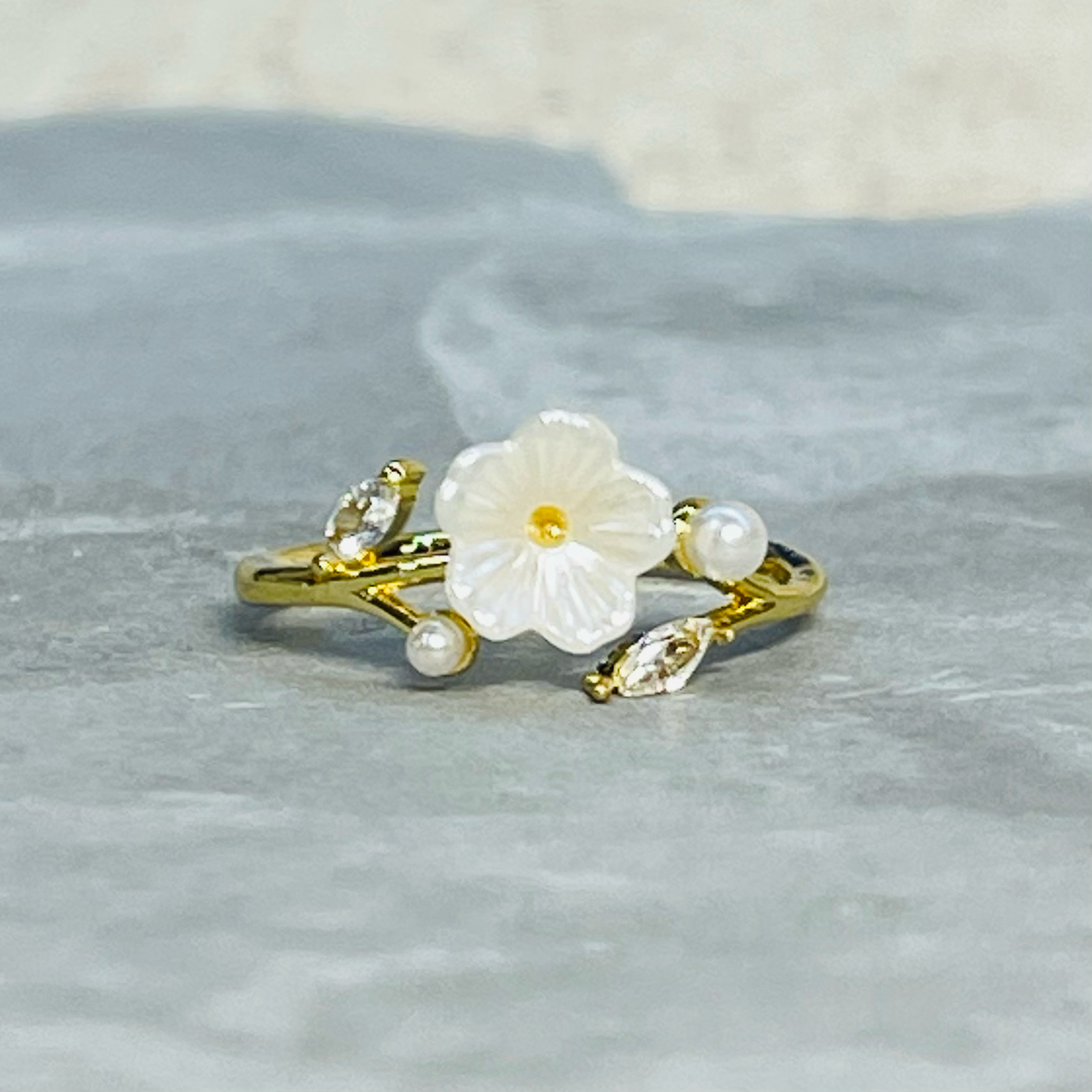 Minimal Daisy Adjustable Ring with Small Sparkling Stones