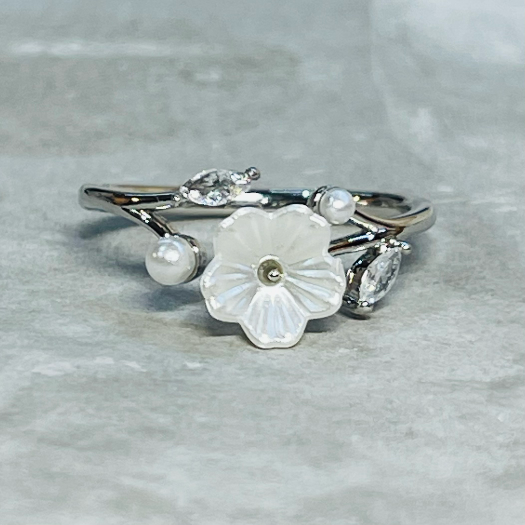 Minimal Daisy Adjustable Ring with Small Sparkling Stones